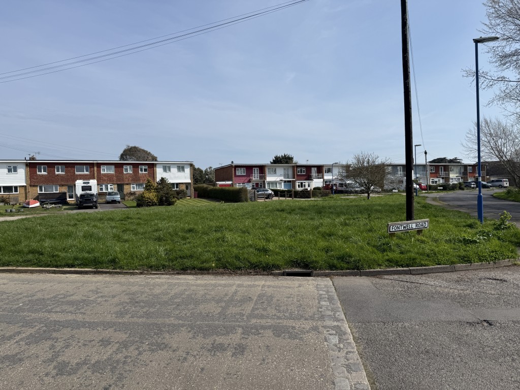 Lot: 124 - FREEHOLD LAND MADE UP OF VERGES, ROADS, PATHWAYS AND BEACH - Junction of East Beach Road and Fontwell Road